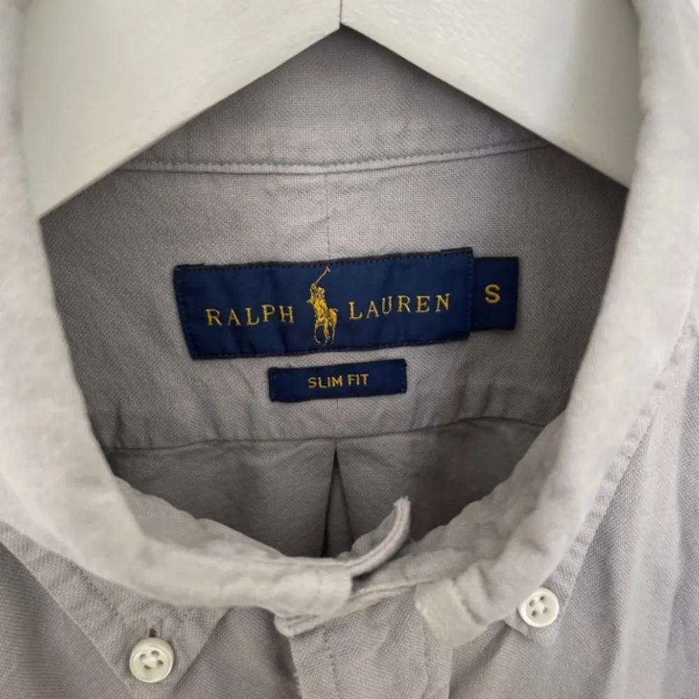 Ralph Lauren skjorta i mycket bra skick🍾🍾skriv om du är intresserad priset diskuteras vid snabb affär 🍾🍾. Skjortor.