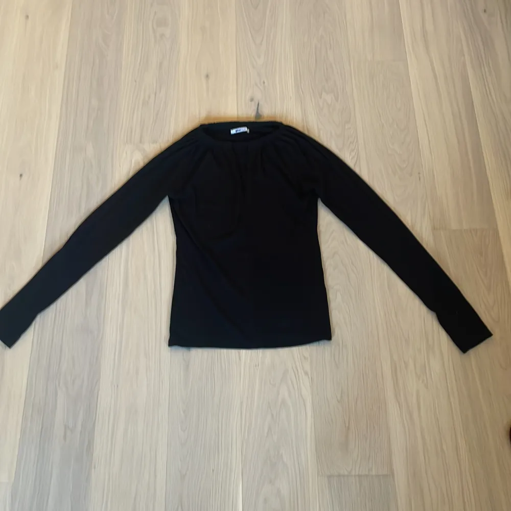 Svart tröja från Gina tricot storlek M . Tröjor & Koftor.