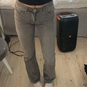 säljer mina grå jeans (full lenght flare jeans) från ginatricot då dom är för stora 💕 köpta för 500kr & säljer för 250 💕knappt använda!!