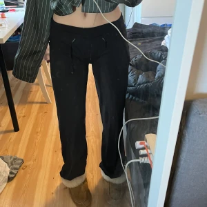 Blacc byxor - Inte använda alls bara testade, köptes förra året. Finns en mudd längst ner vid benen men syns inte på bilden eftersom ja viker upp den. Superfina annars och drömmigt material😍