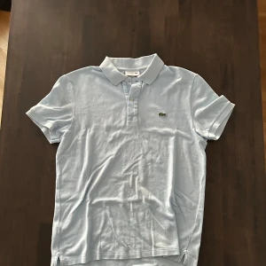 Lacoste Piké - Lacoste piké  Storlek L, passar M-L Bra skick, inte använd ofta 