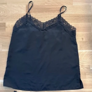 Tezenis sov-sett  - Jätte fint sett som jag måste sälja pga fel storlek 😊 Större S/ M. Dem är silkes lena och jättesnygga. Lappar är dock avklippta, med dem är i utmärkt tillstånd. inga defekter. Köparen betalar frakten❤️