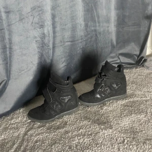 Isabell marant liknande skor  - Säljer desssa sjukt snygga och unika skorna som är väldigt väldigt lik isabell marant skor!!