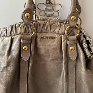 Miu Miu vitello bag, så fin!!! Med en rem för crossbody