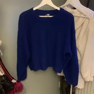 Säljer denna marinblå stickade tröja från HM för att den inte kommer till användning, inte använd❤️