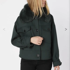 Meotine jacka - Meotiini jacka i jätte bra skick skriv för verkliga bilder om ni är intresserade! Det är en Charlie jacket i grön och i strlk xs/s. Vill ha den för 1900 då den inte har några defekter och ser ut som ny.❤️