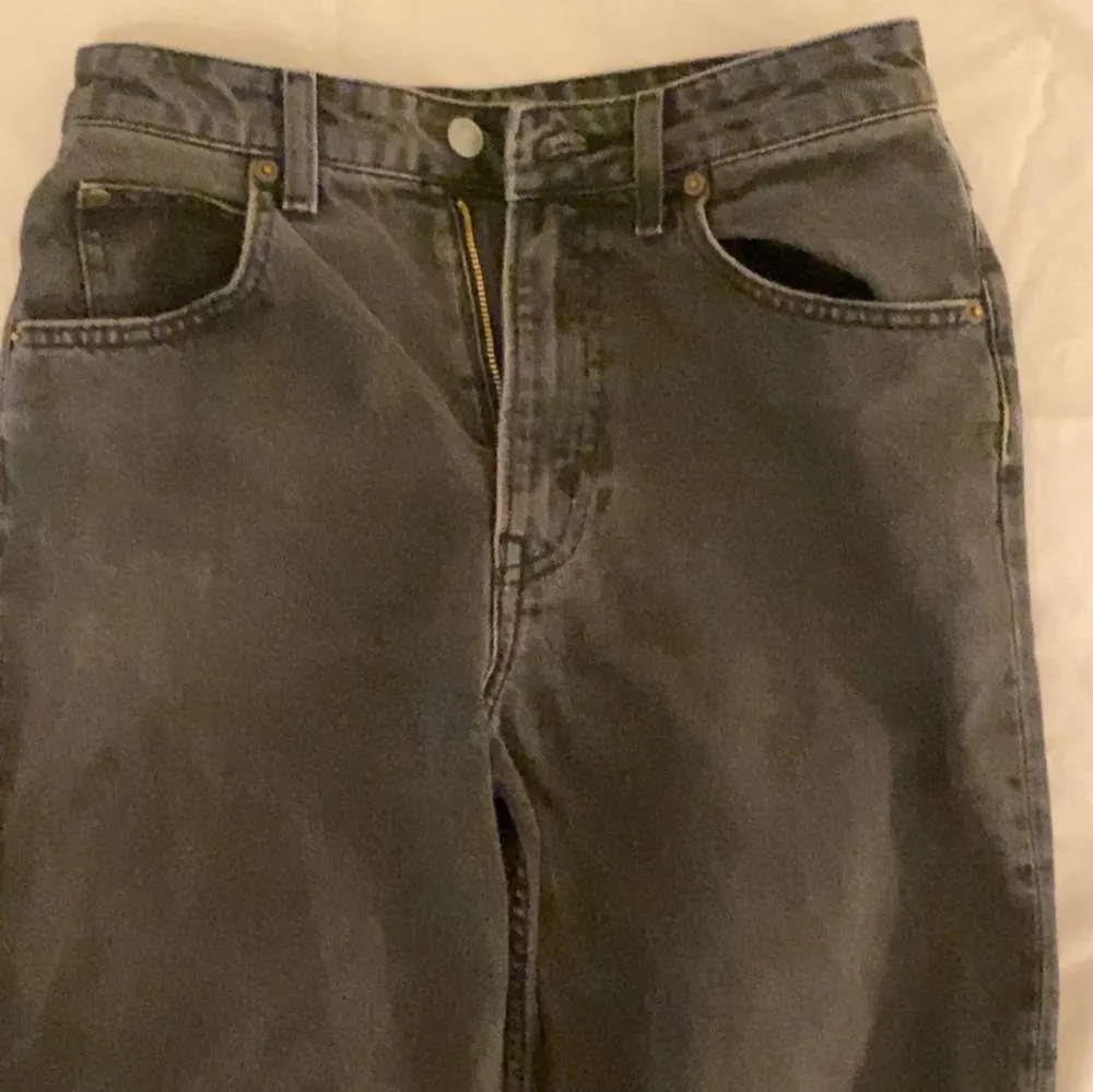 Low rise baggy jeans (”90s baggy jeans) från hm i storlek 36! Passar mig bra i längden som är 166cm💕 skriv för fler bilder !. Jeans & Byxor.