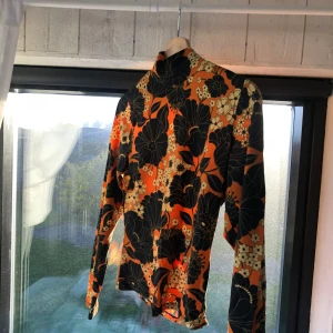 Unik retro polo - Sjukt cool och vacker polo från Monki! Som ny🧡Hör av dig vid frågor