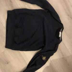 Stone island tjock tröja - Säljer nu denn tröjan för den har blivit för liten ny pris är 2800-3199 säljer nu för bra pris, den är 100% äkta de finns tags i den också där du kommer in i sidan! Om du har frågor bara hör av dig mvh clemme😃!