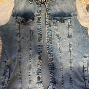 Jeans jacka och 2 skjortor och 2 tröjor  - Bra skick på alla. Alla för 150