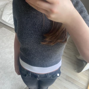 Kortärmad stickad tröja💕 - Jätte fin stickad tröja från zara .lite cropad men jätte fin med linne under eller utan om man vill. Köpt för drygt en månad sen för 350kr och säljer då den inte andvänds lika mycket som jag hoppats på. Inga defekter och i nyskick💕