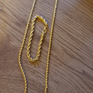 Set med herr kedja och armband rostfrittstål  - Halsbandet 60 cm  Armbandet 21 cm   Helt nytt går att duscha/bada med tappar inte färg 