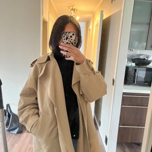 Arket Trenchcoat  - Supersnygg trenchcoat från Arket i storlek S