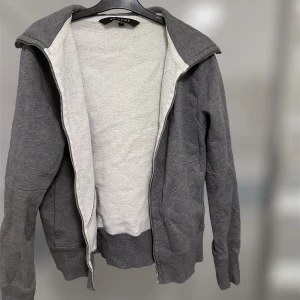 Hoodie - Jättefin grå zip up Hoodie från VAILENT i storlek S! Varm och snygg! Använd två gånger bara!!