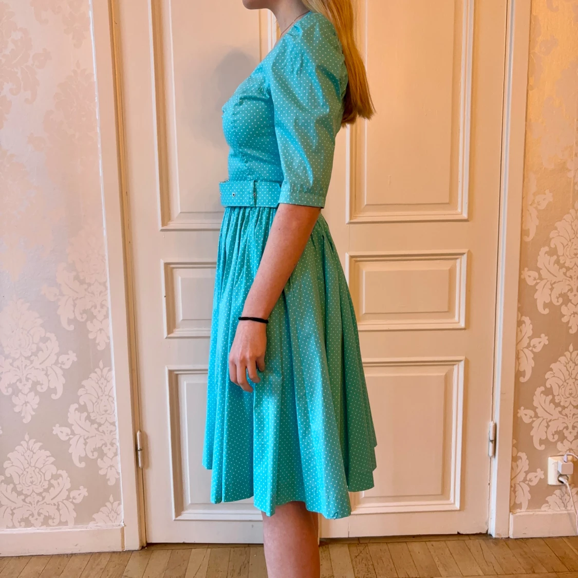 Prickig klänning med skärp, Emmy design  - 90