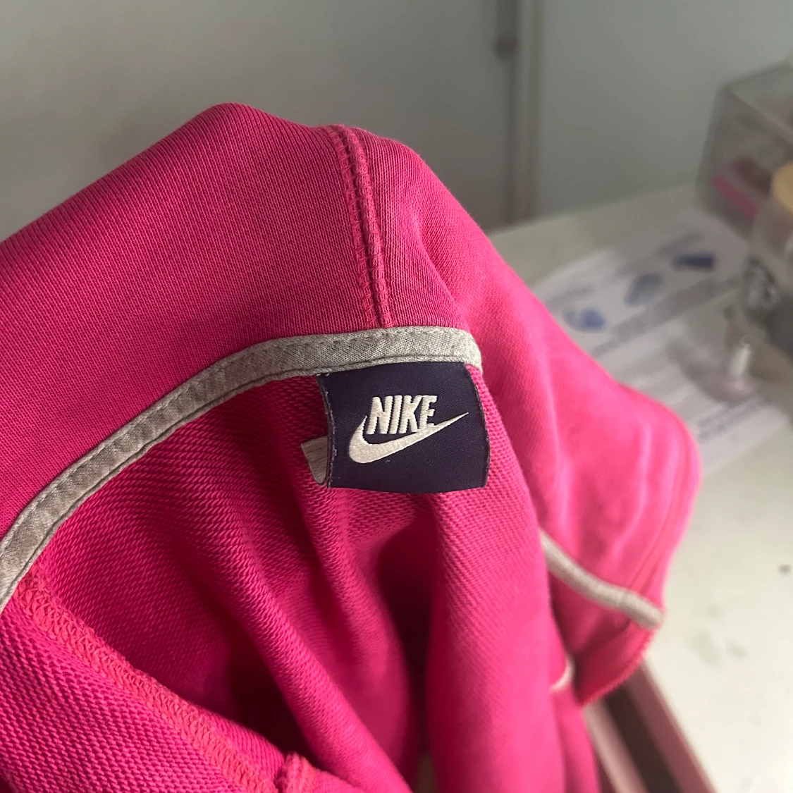 En rosa Nike kofta i storlek xs haft nåra gånger på, väldigt bra tyg och sitter bra, priset går att diskutera. - 91