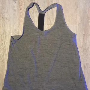 SOC grå "TCS airflow" linne - Nästan nyskick! Väldigt bra material.