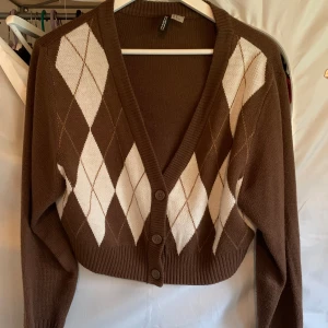 Kort kofta - Jättesöt kofta som inte längre kommer till användning hos mig. Kortare i modellen, fint skick.