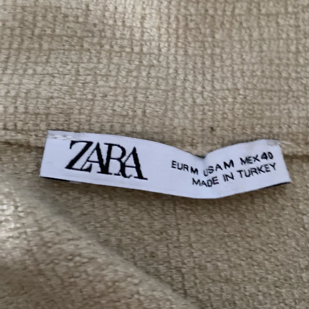 Zara skjorta storlek M men passar även L Jag köpte denna på plick men säljer den igen pga den är lite för stor Skick 9/10 Hör av dig vid minsta fundering👍. Skjortor.
