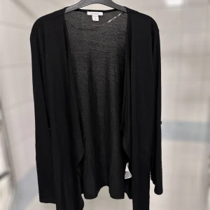 Tunn kofta - Jättefin svart lång kofta som är tunn från New Yorker i storlek XL. Den är skön och perfekt till sommarkvällar när det kan bli liiiite kyligare men inte tillräckligt kallt för en tjocktröja!!  