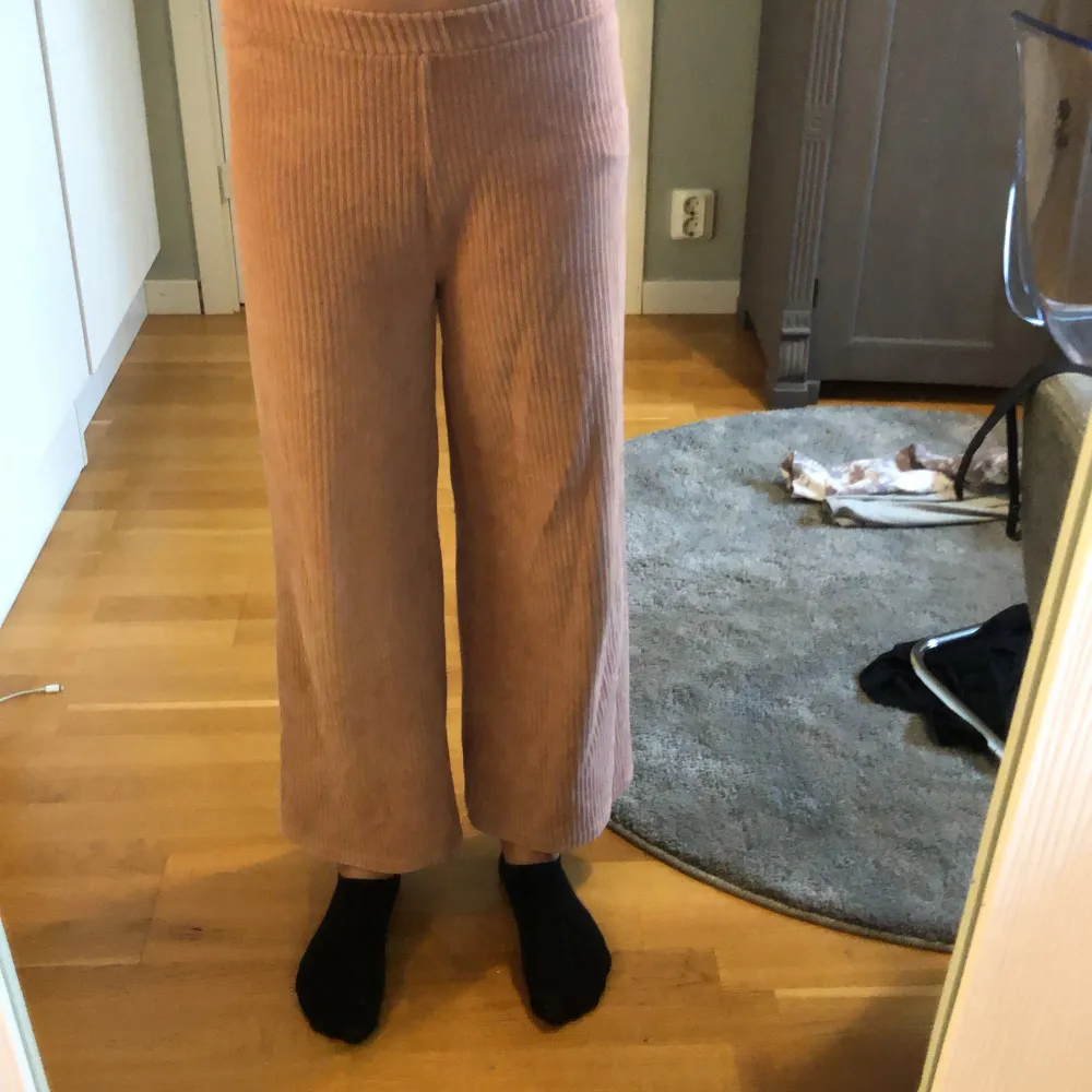 Ett par ljusrosa byxor i sammet, de är ribbade och utsvängda. Storleken är 134/140 men skulle säja att de passar 146/152 också. Jag säljer de för att dom är för korta för mig och inte passar.🥰 . Farkut & Housut.