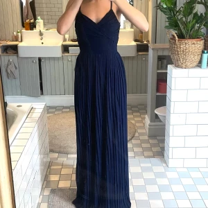 Blå balklänning - Jättefin klänning som funkar perfekt inför balen eller annat. Valde mellan denna och en annan så den blev därför över, därför aldrig använd. Nypris var 999 kr och säljs för 500 kr, men pris kan diskuteras. Skriv för frågor💕 