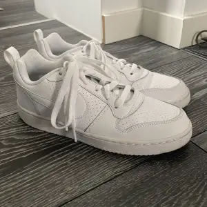 Vita skor från Nike i storlek 37,5. Endast testade så väldigt rena och fina fortfarande! Bara att höra av sig om det finns frågor🤗