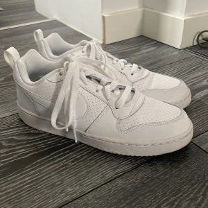 Vita Nike sneakers  - Vita skor från Nike i storlek 37,5. Endast testade så väldigt rena och fina fortfarande! Bara att höra av sig om det finns frågor🤗