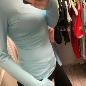  Turkos långarmad tröja  - Sällan använd, luftig, sitter väldigt croppat, bra kvalitet