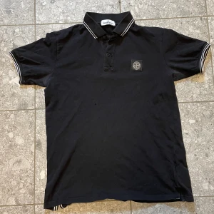 Stone island piké - Säljer denna Stone island pikén i storlek 14-16 y sitter som Xs