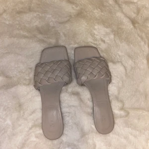 Klackar - Söta låga klackar nu till sommaren. Säljer för dem aldrig kom till användning. 