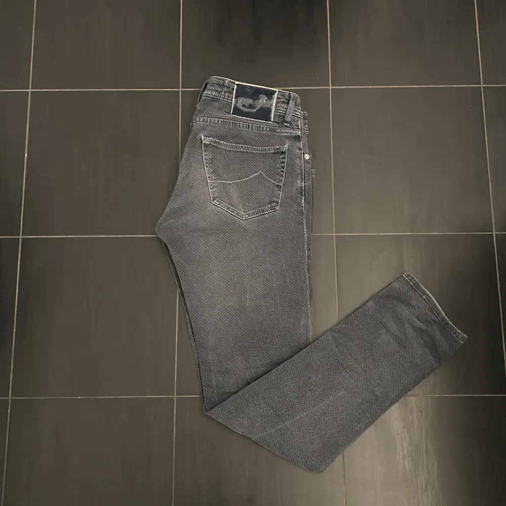 Säljer dessa riktigt snygga Jacob Cohen i unik färg, försiktigt bevarat och är därmed i toppskick! Dom är riktigt eftertraktade och perfekt inför säsongen, exklusivts material och skiljer från andra jeans, där dom är mer mjuka och sköna. Är 178cm.. Jeans & Byxor.