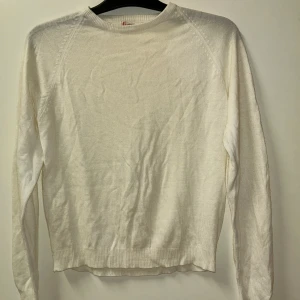 Tröja  - Fin tunn tröja som passar perfekt att dra på sig på en sommarkväll❤️