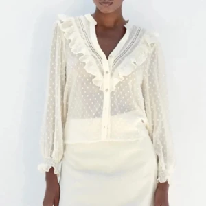 Blus från Zara - En vit blus från zara, säljer pågrund av ingen användning. Strl xs och säljer för 200kr 