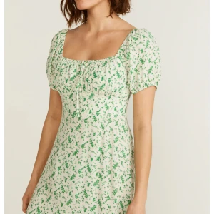 Klänning Cleo MQ - Säljer denna helt ny. Storlek S. Nypris 699.