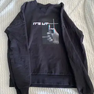 It’s lit sweatshirt ifrån NA-KD i bra skick