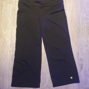 Champion svarta träningsbyxor - Otroligt bra skick, använd en gång. Har väldigt stretchig material. 