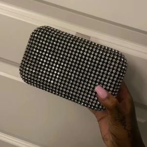 Glittrig väska  - Änvänd på min bal en gång endast 