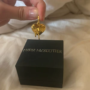 Örhänge  - Helt nytt örhänge frpn Nilsdotter, nypris per ST låg mellan 3500-4000! 