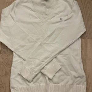 Peak performance tröja - Säljer denna stickade tröja från peak performance då den inte kommer till användning längre. Den är i bra skick. 