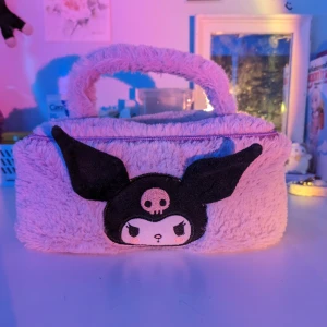 Kuromi necessär - En fin söt kuromi necessär i bra skick. Super bra till att resa med eller bara ha som dekoration!🫶🏼💜🖤