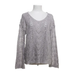 stickad tröja - den är lite glittrig men det är svårt att se på bilderna✨