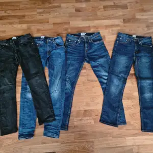 Jag säljer 5 par jeans från Lager 157. De är alla använda men i väldigt bra skick. Titta bilderna för storlekar.  Om ni köper alla 5 : 499:-  Om ni köper en : 149:-