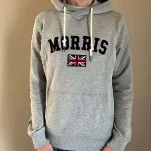 Säljer en Morris hoodie som är i bra skick och knappt använd. Nypris 1400kr vårat pris 399