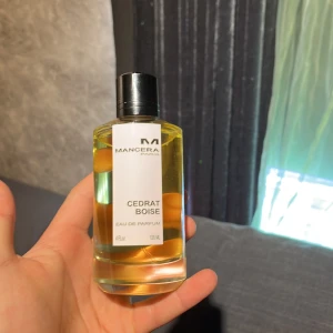 Mancera Cedrat Boisé - Herr parfym - Har endast använt ett fåtal gånger. Det är en extremt bra sommardoft med mycket citrus med en hint av trä och läder.  Original boxen finns…. Kom med bud