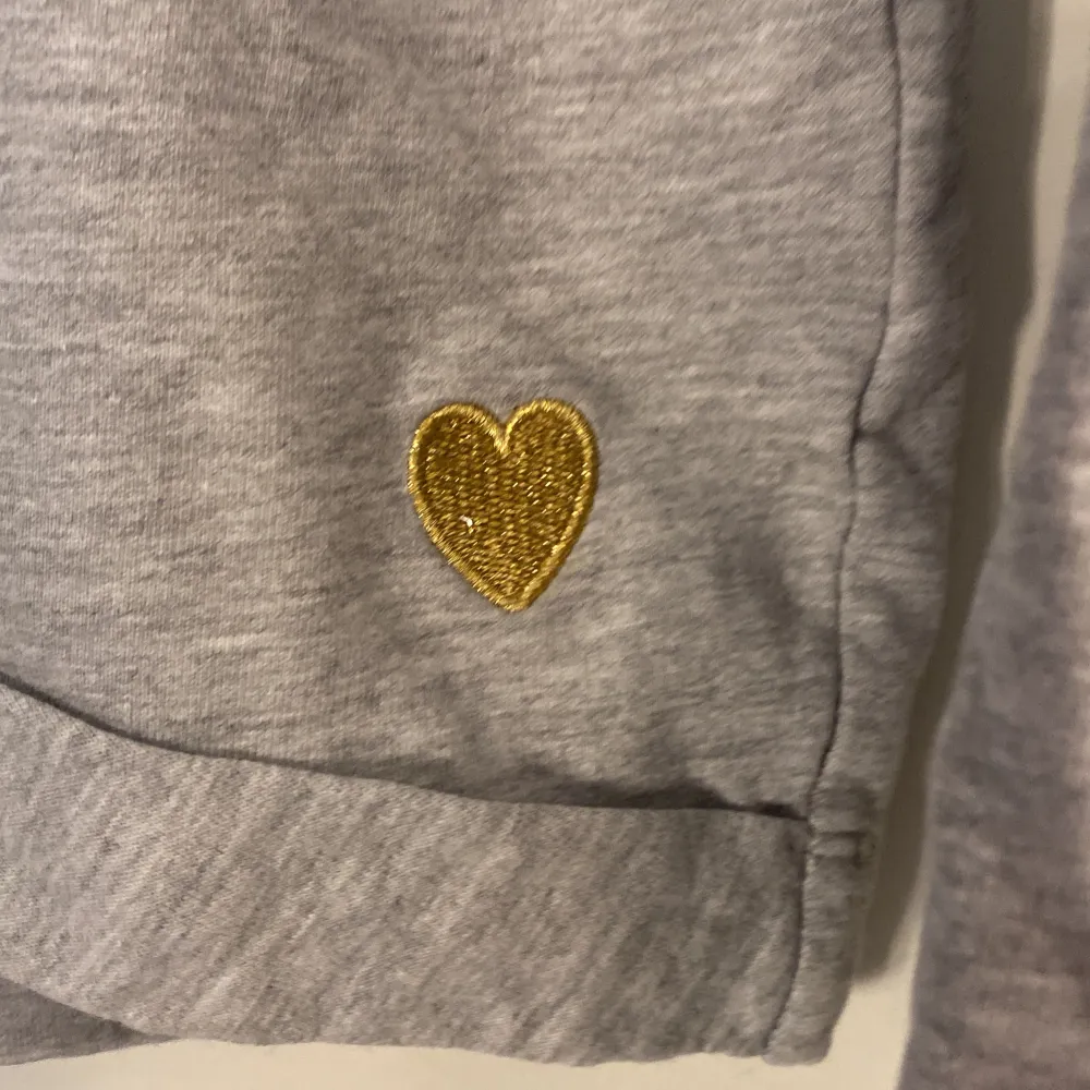  Säljer denna hoodie Med ett litet litet guldhjärta på att de inte användning skriv privat för mer information pris kan diskuteras. Hoodies.