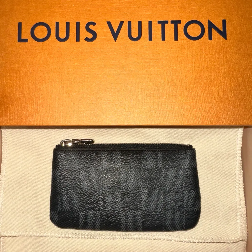 Helt ny key holder från Louis Vuitton.  Kvitto plus dust bag medföljer.  Nypris: 3500kr . Accessoarer.