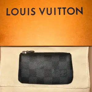 Helt ny key holder från Louis Vuitton.  Kvitto plus dust bag medföljer.  Nypris: 3500kr 