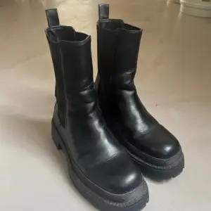 Snygga boots med lite högre skaft Använda en säsong 