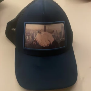 säljer en velvet keps - bra skick , bra pris är äkta